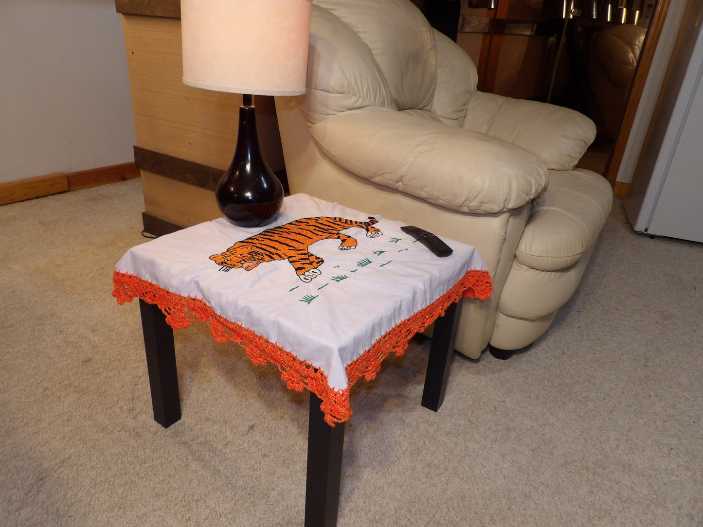 Coffee table cloth hand embroidered (Mantel para mesa de sala bordado a Mano)