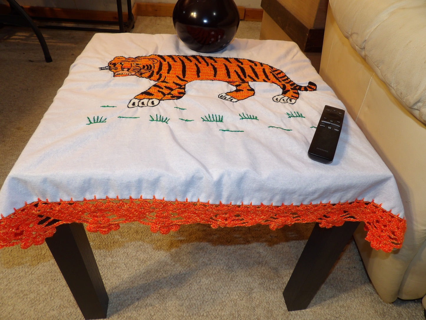 Coffee table cloth hand embroidered (Mantel para mesa de sala bordado a Mano)