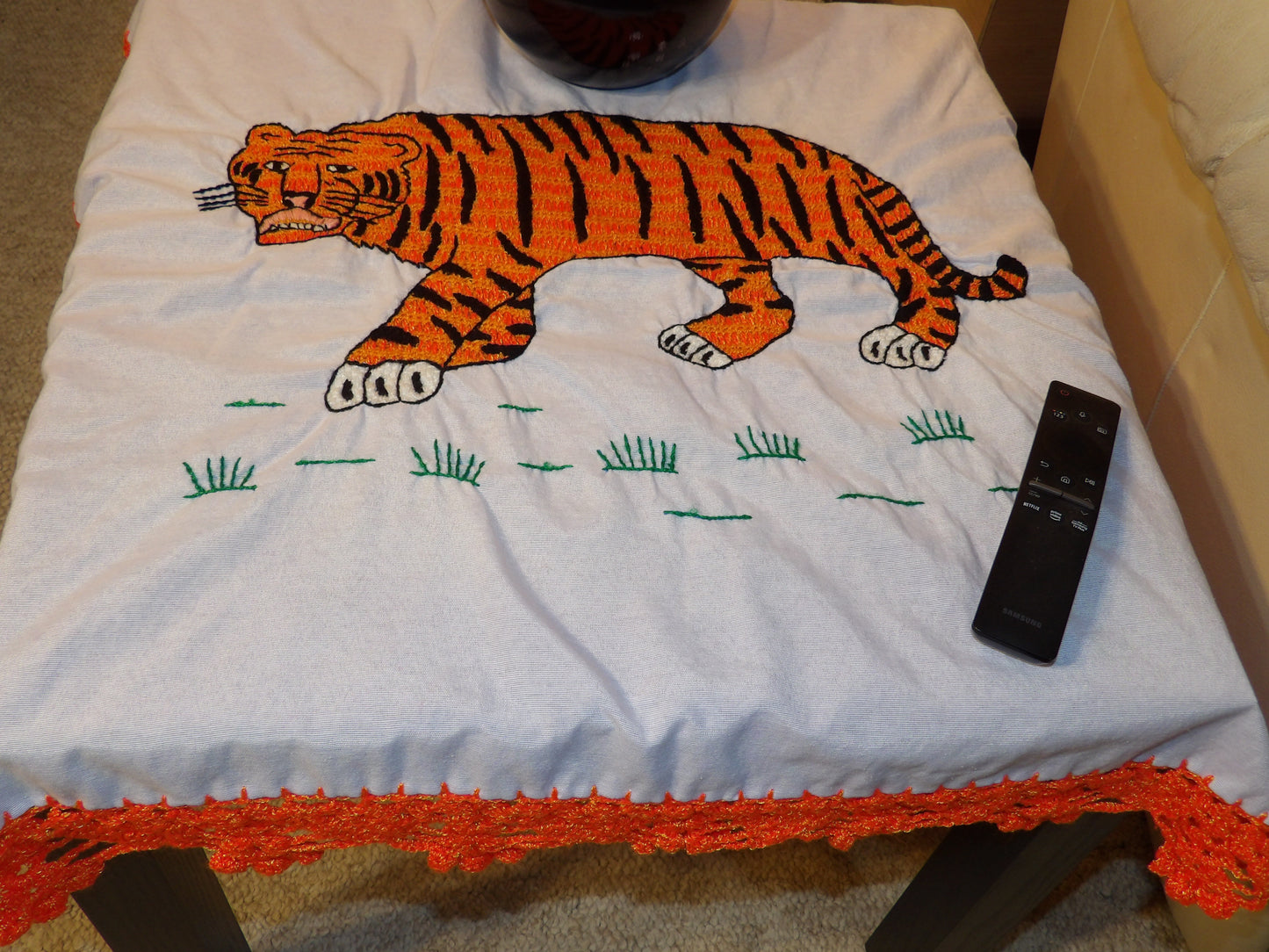Coffee table cloth hand embroidered (Mantel para mesa de sala bordado a Mano)