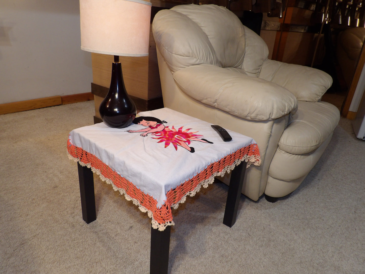 Coffee table cloth hand embroidered (Mantel para mesa de sala bordado a Mano)