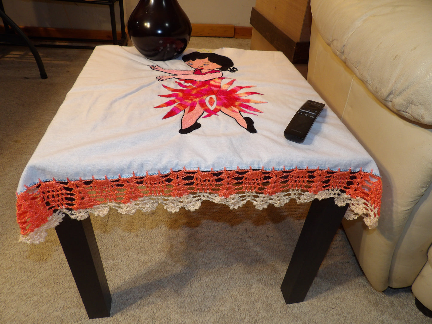Coffee table cloth hand embroidered (Mantel para mesa de sala bordado a Mano)