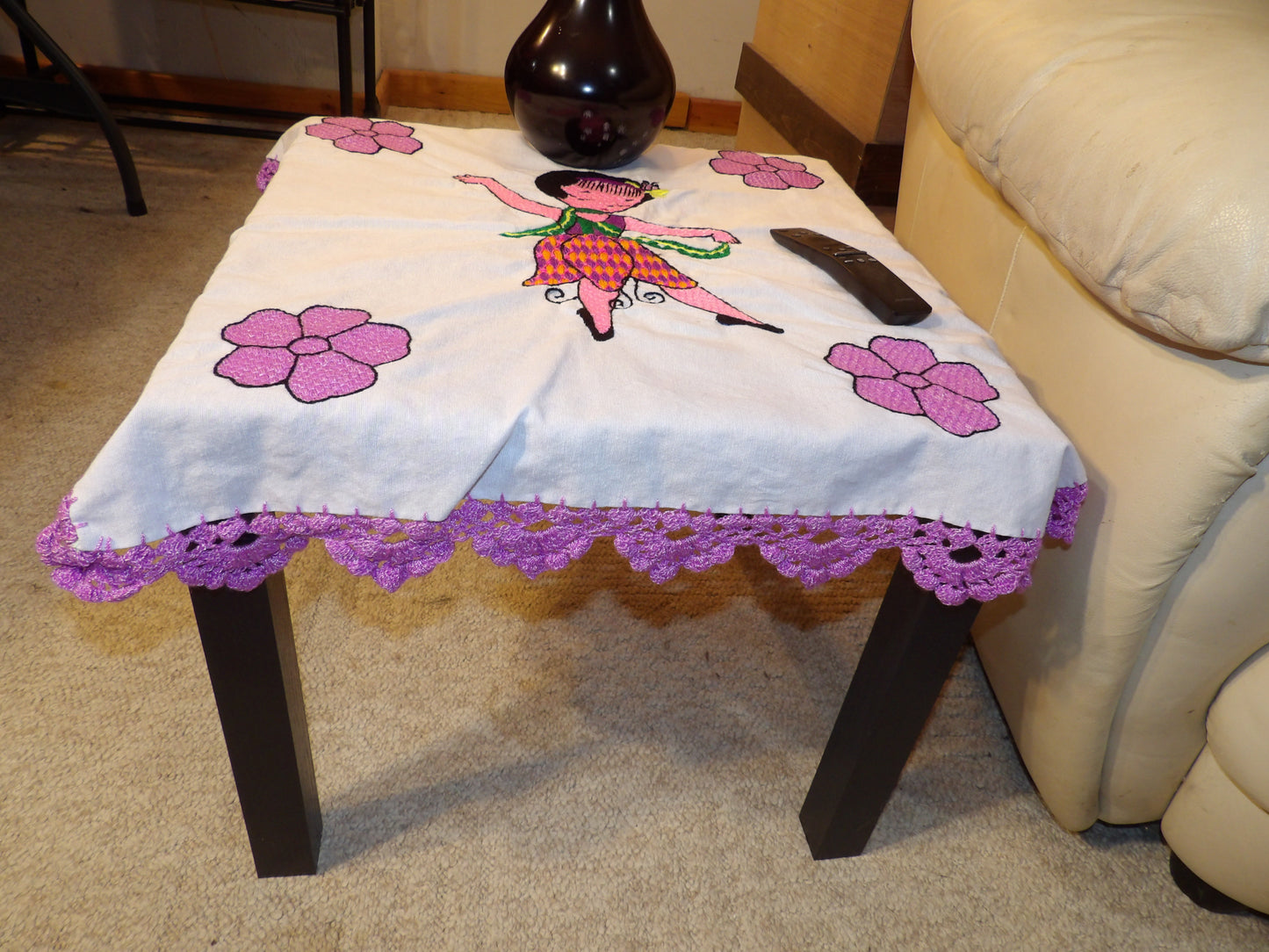 Coffee table cloth hand embroidered (Mantel para mesa de sala bordado a Mano)
