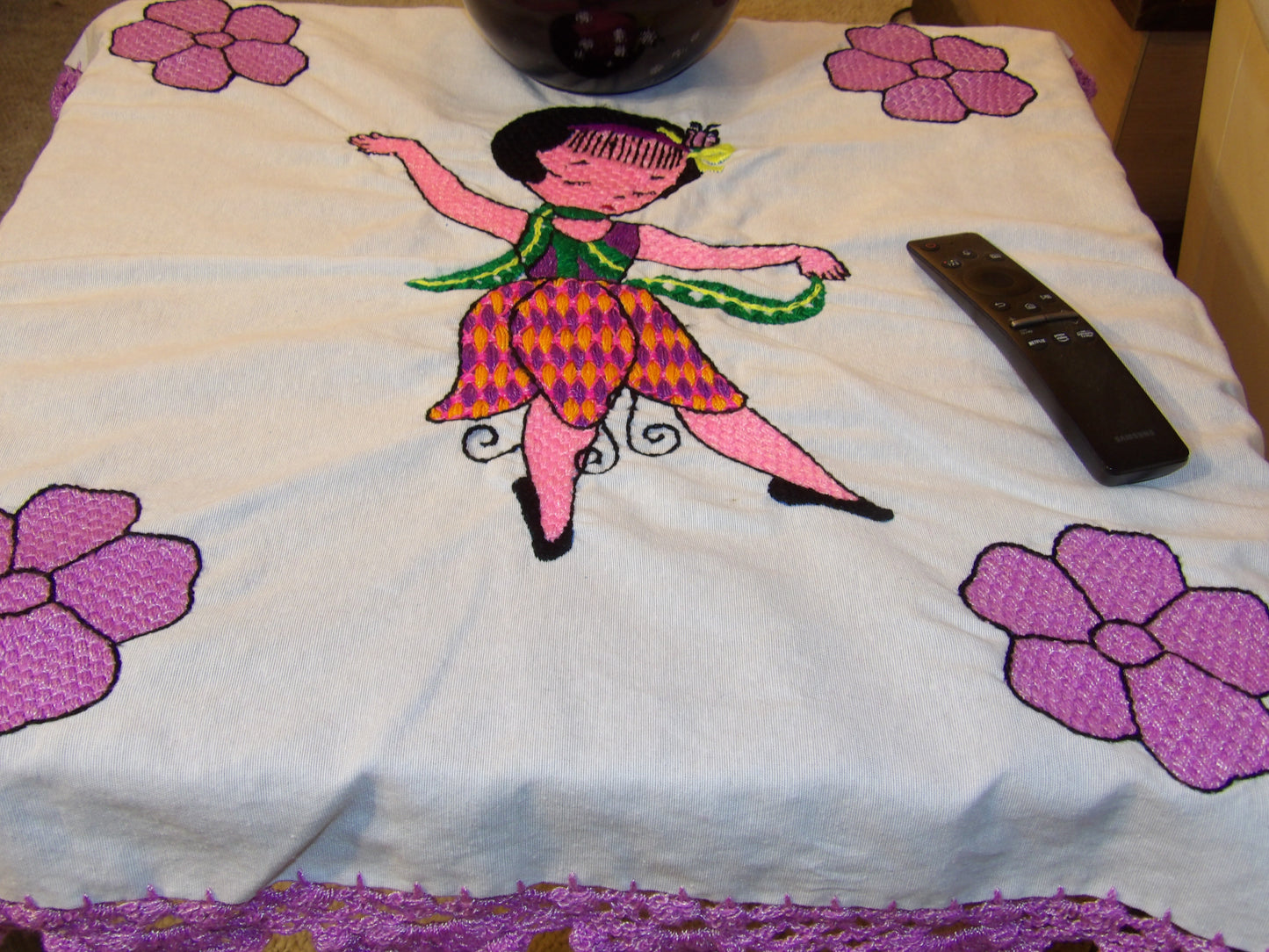 Coffee table cloth hand embroidered (Mantel para mesa de sala bordado a Mano)
