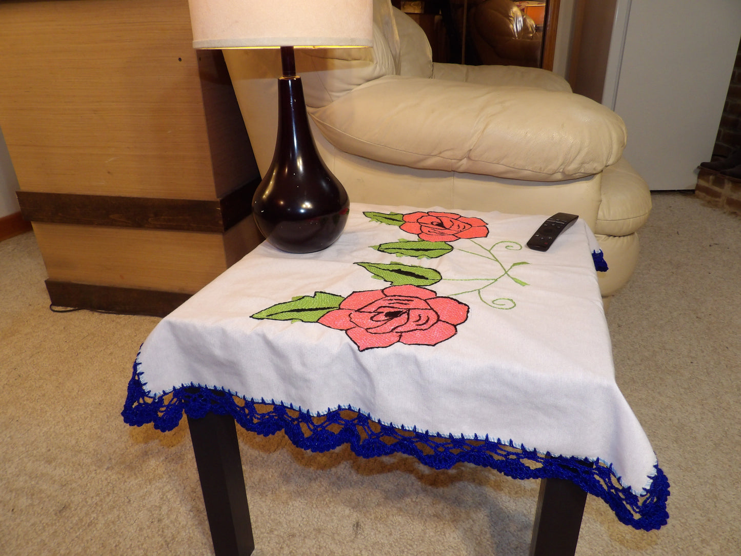 Coffee table cloth hand embroidered (Mantel para mesa de sala bordado a Mano)