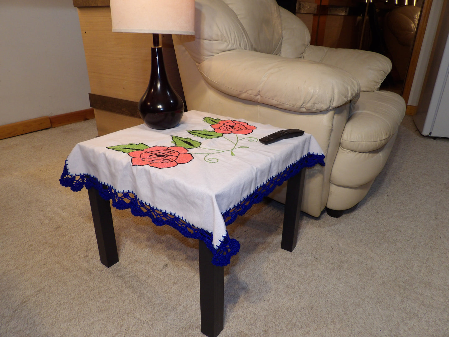 Coffee table cloth hand embroidered (Mantel para mesa de sala bordado a Mano)