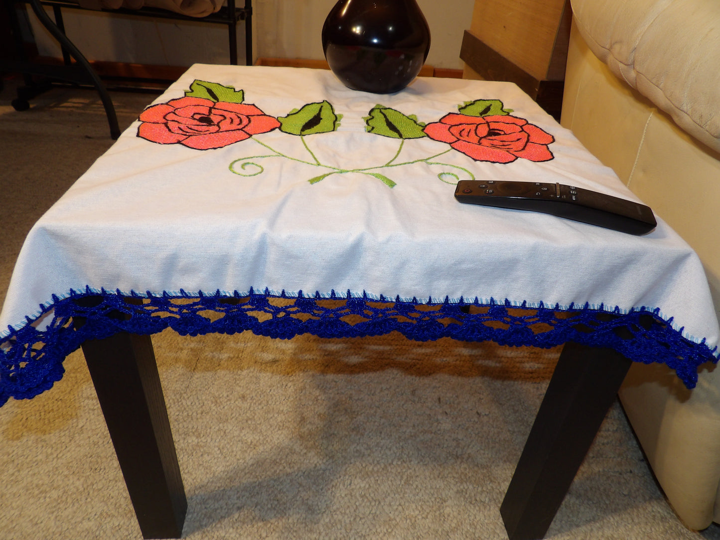 Coffee table cloth hand embroidered (Mantel para mesa de sala bordado a Mano)
