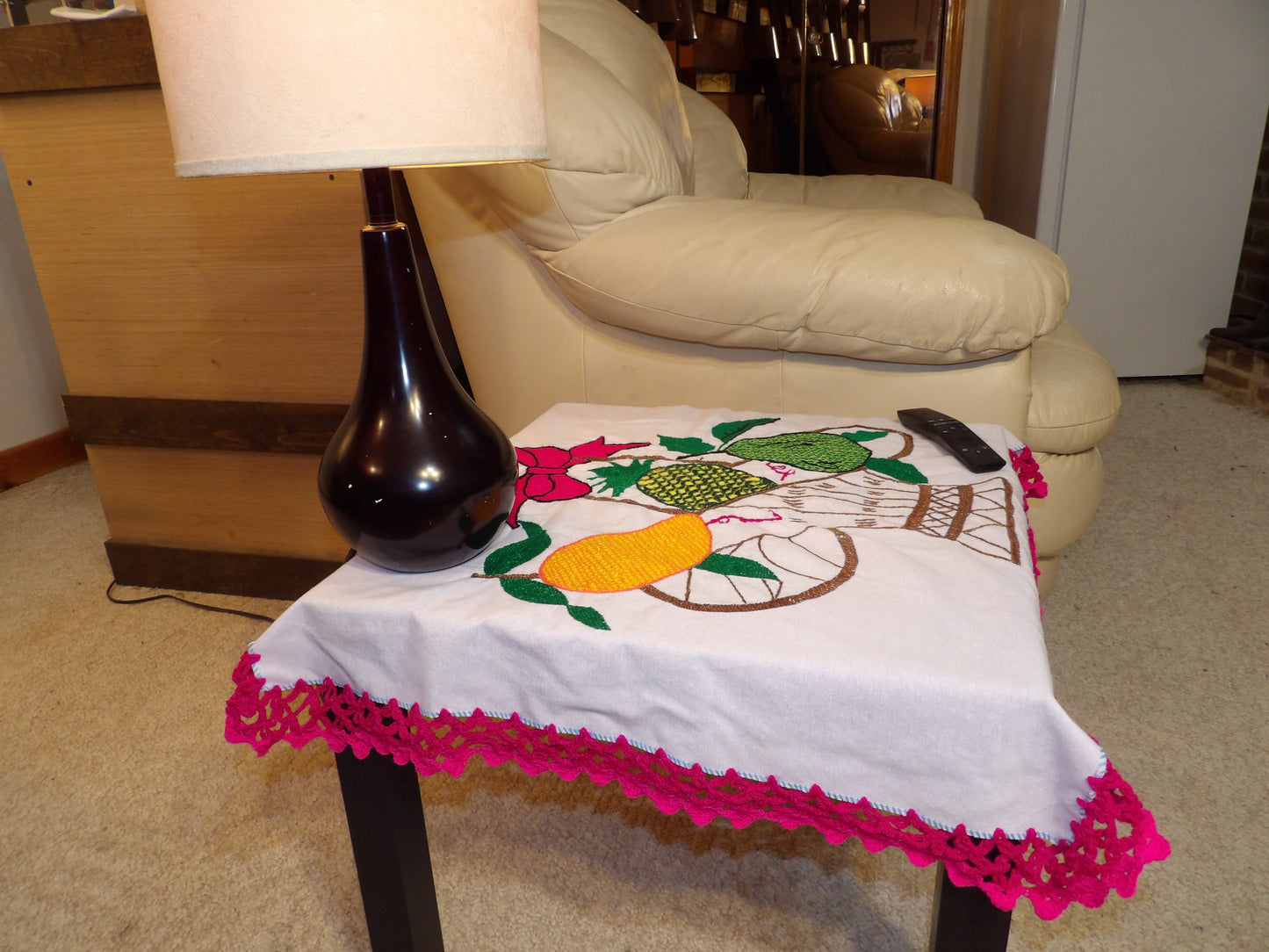 Coffee table cloth hand embroidered (Mantel para mesa de sala bordado a Mano)