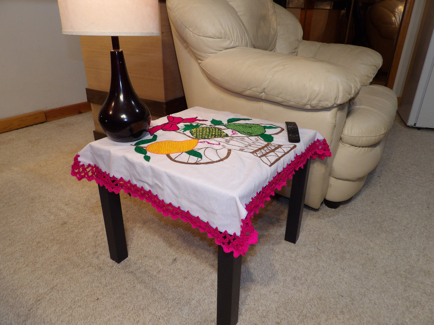 Coffee table cloth hand embroidered (Mantel para mesa de sala bordado a Mano)