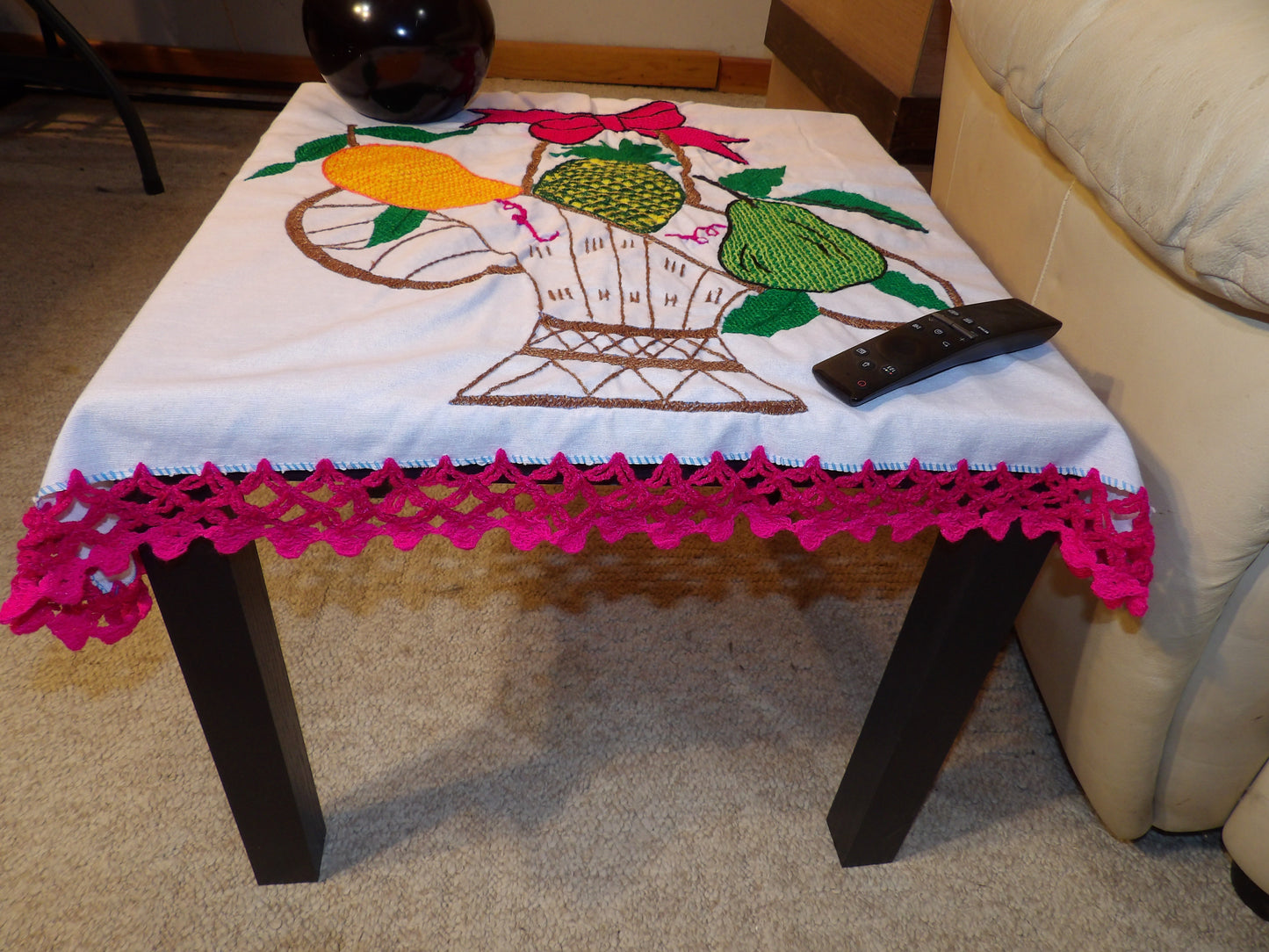 Coffee table cloth hand embroidered (Mantel para mesa de sala bordado a Mano)
