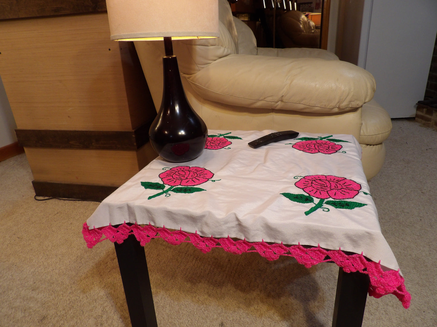 Coffee table cloth hand embroidered (Mantel para mesa de sala bordado a Mano)