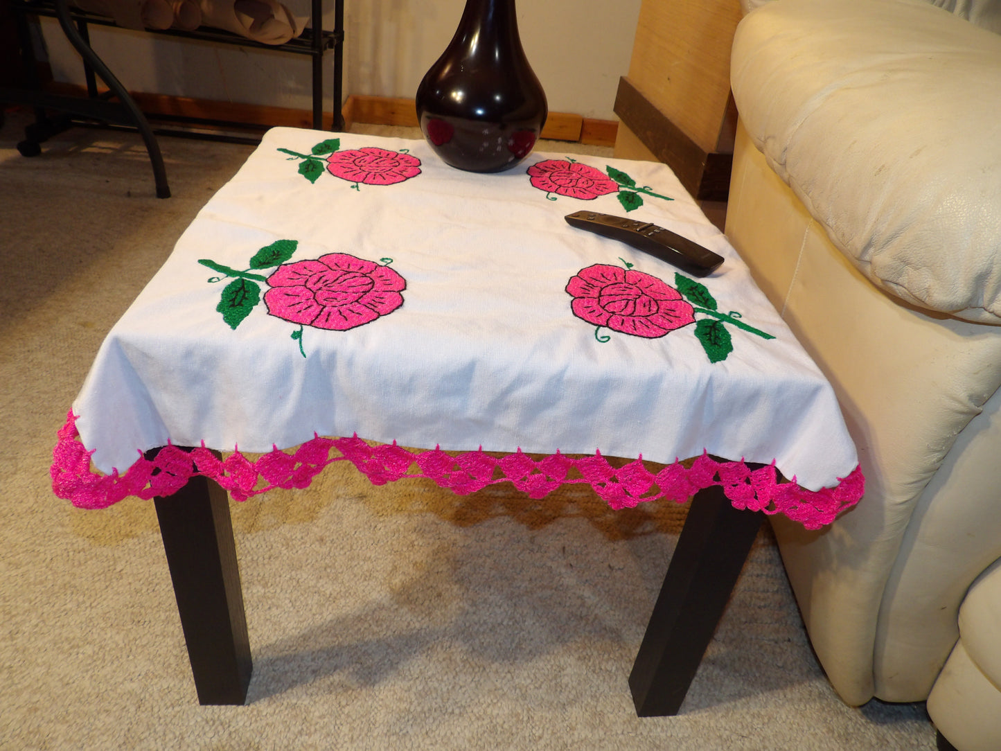 Coffee table cloth hand embroidered (Mantel para mesa de sala bordado a Mano)