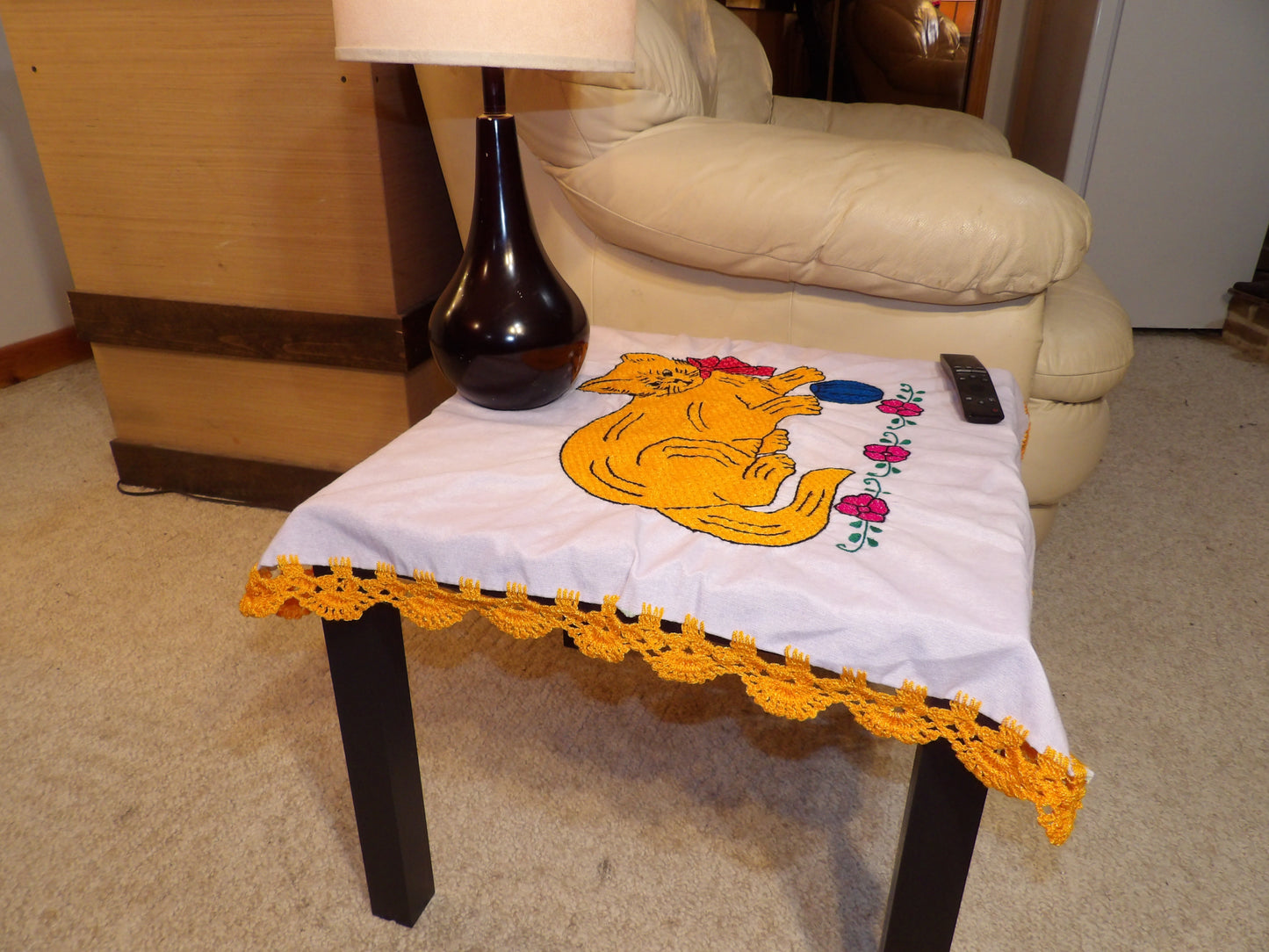Coffee table cloth hand embroidered (Mantel para mesa de sala bordado a Mano)