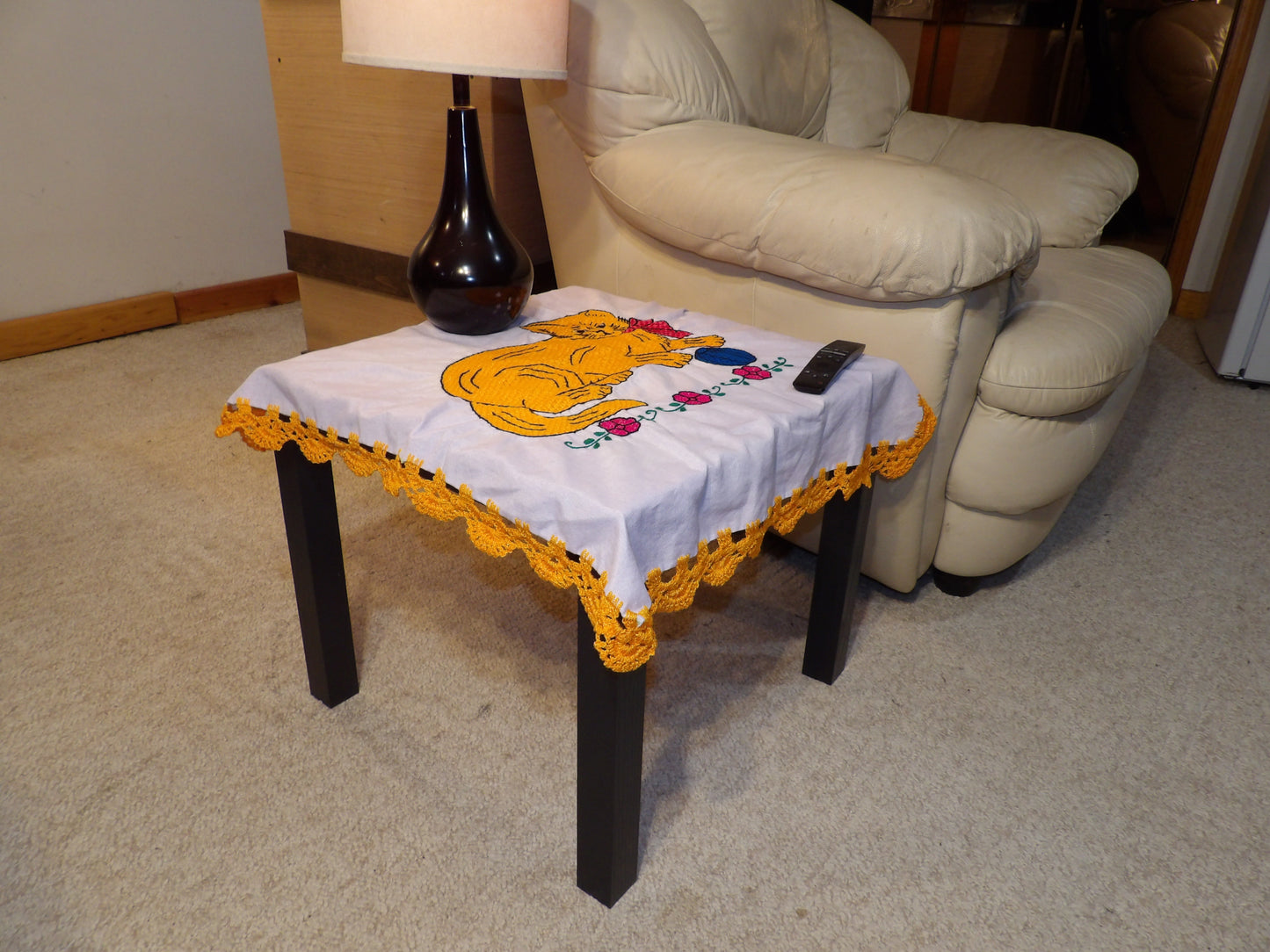 Coffee table cloth hand embroidered (Mantel para mesa de sala bordado a Mano)