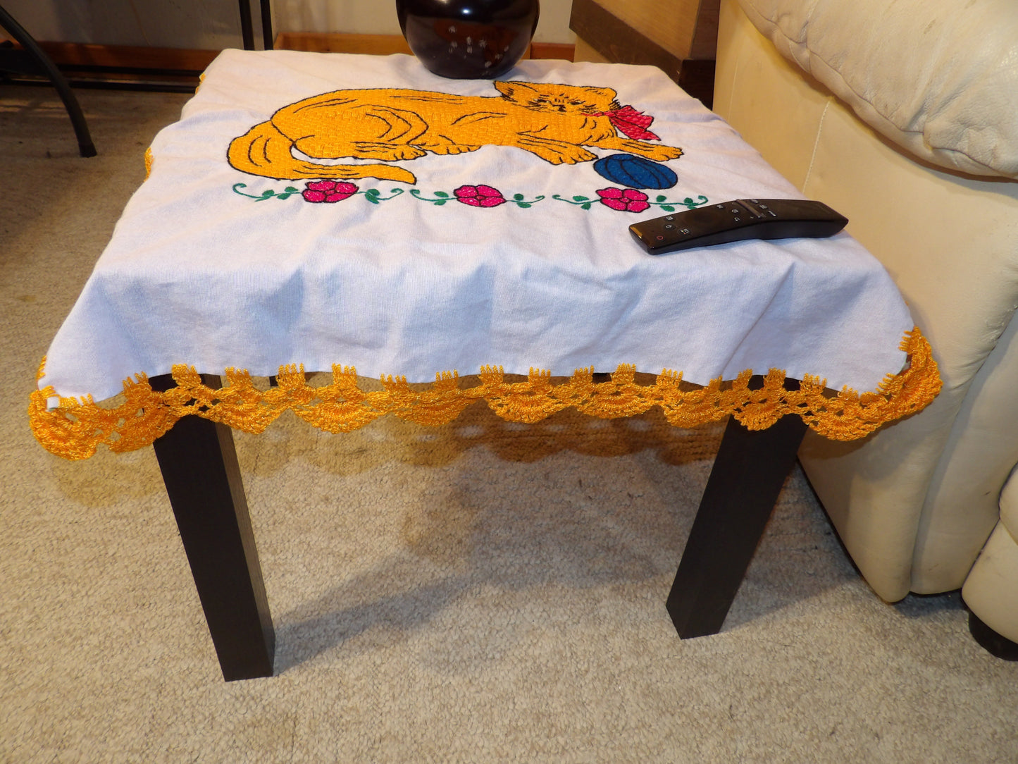 Coffee table cloth hand embroidered (Mantel para mesa de sala bordado a Mano)