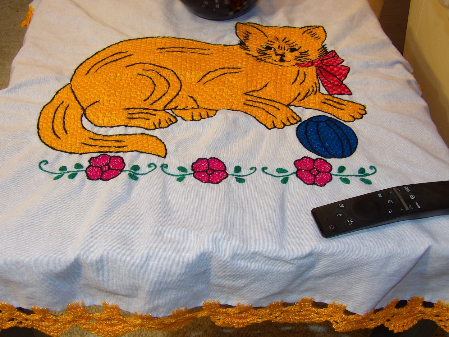 Coffee table cloth hand embroidered (Mantel para mesa de sala bordado a Mano)