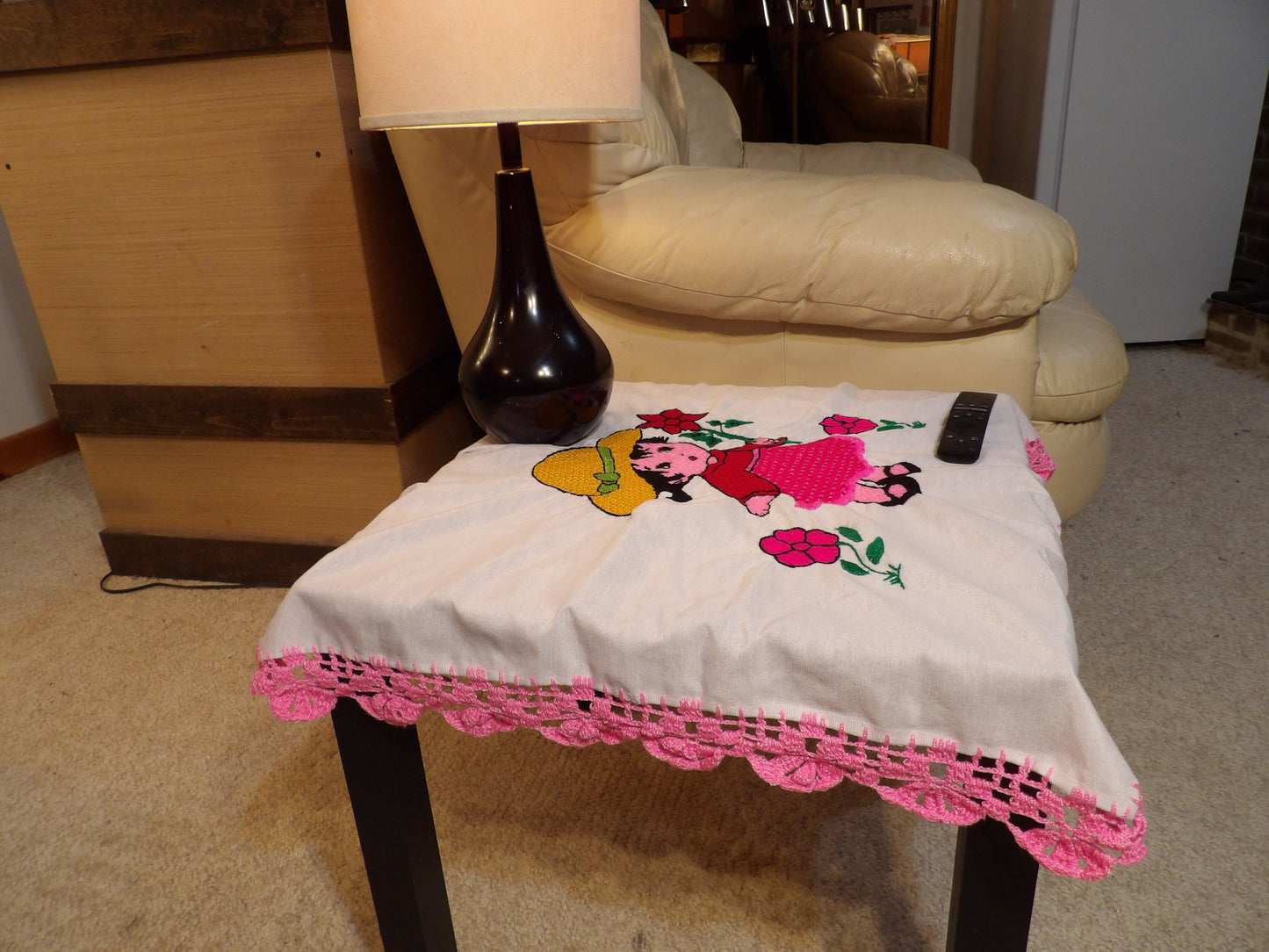 Coffee table cloth hand embroidered (Mantel para mesa de sala bordado a Mano)