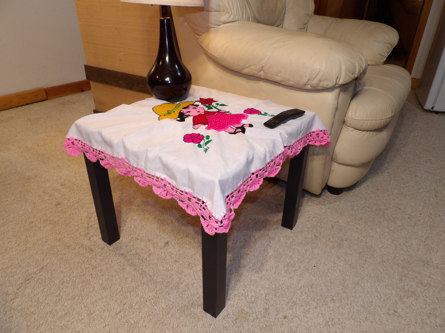 Coffee table cloth hand embroidered (Mantel para mesa de sala bordado a Mano)
