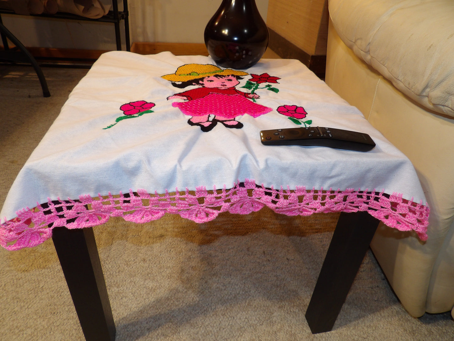 Coffee table cloth hand embroidered (Mantel para mesa de sala bordado a Mano)