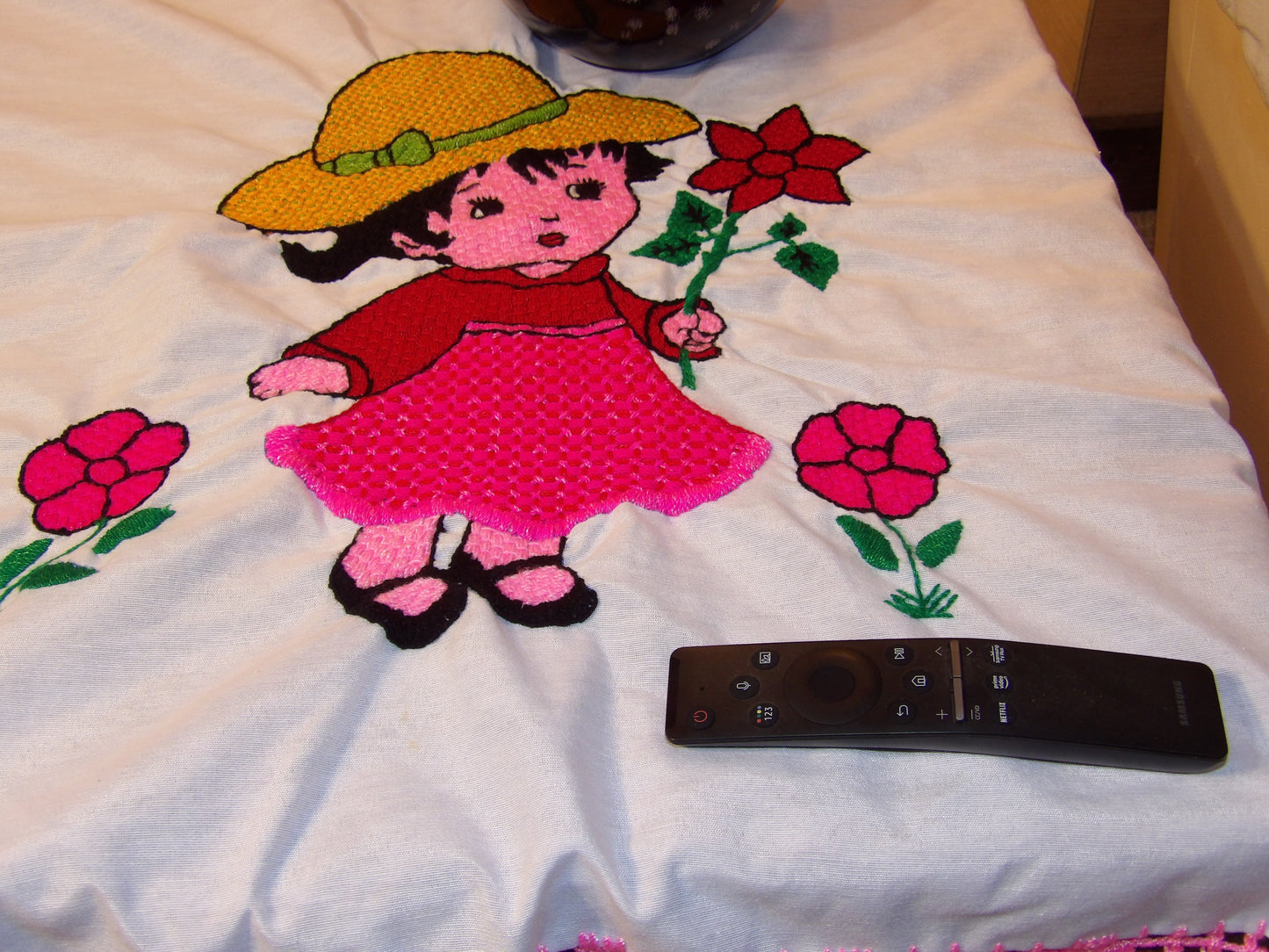 Coffee table cloth hand embroidered (Mantel para mesa de sala bordado a Mano)