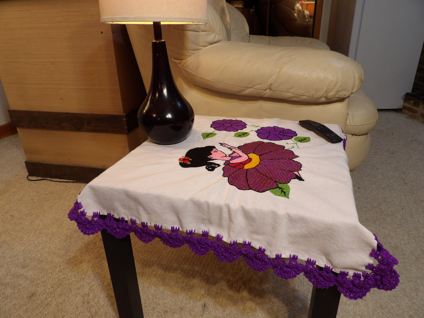 Coffee table cloth hand embroidered (Mantel para mesa de sala bordado a Mano)