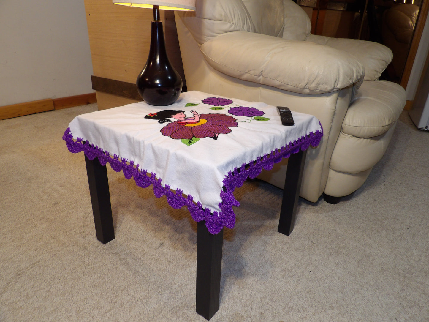 Coffee table cloth hand embroidered (Mantel para mesa de sala bordado a Mano)