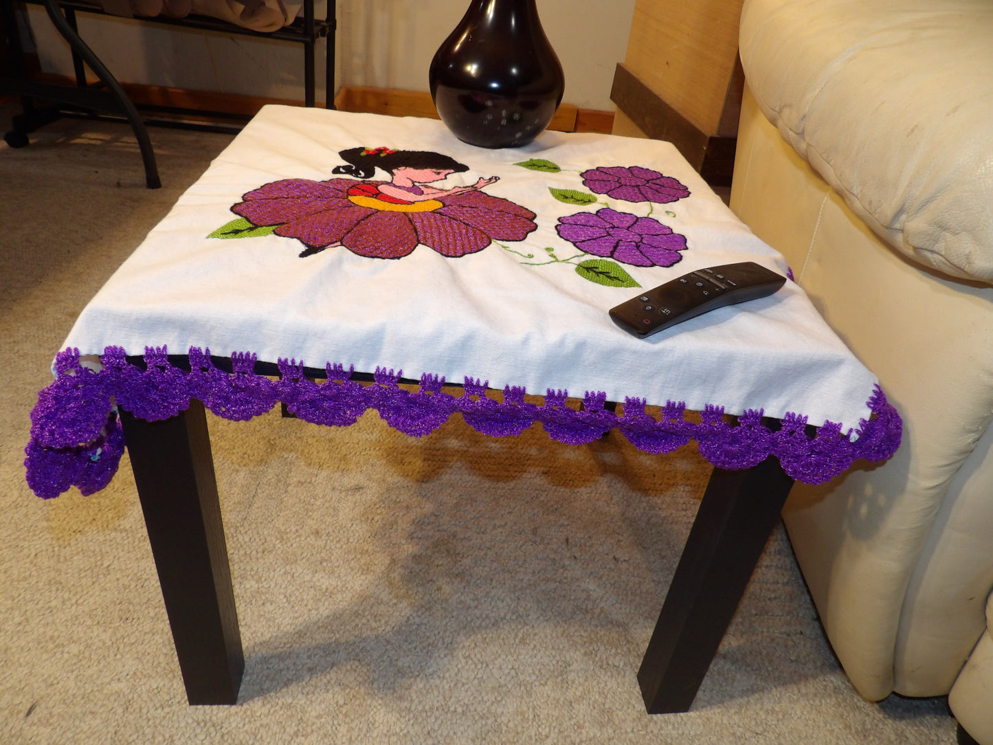 Coffee table cloth hand embroidered (Mantel para mesa de sala bordado a Mano)