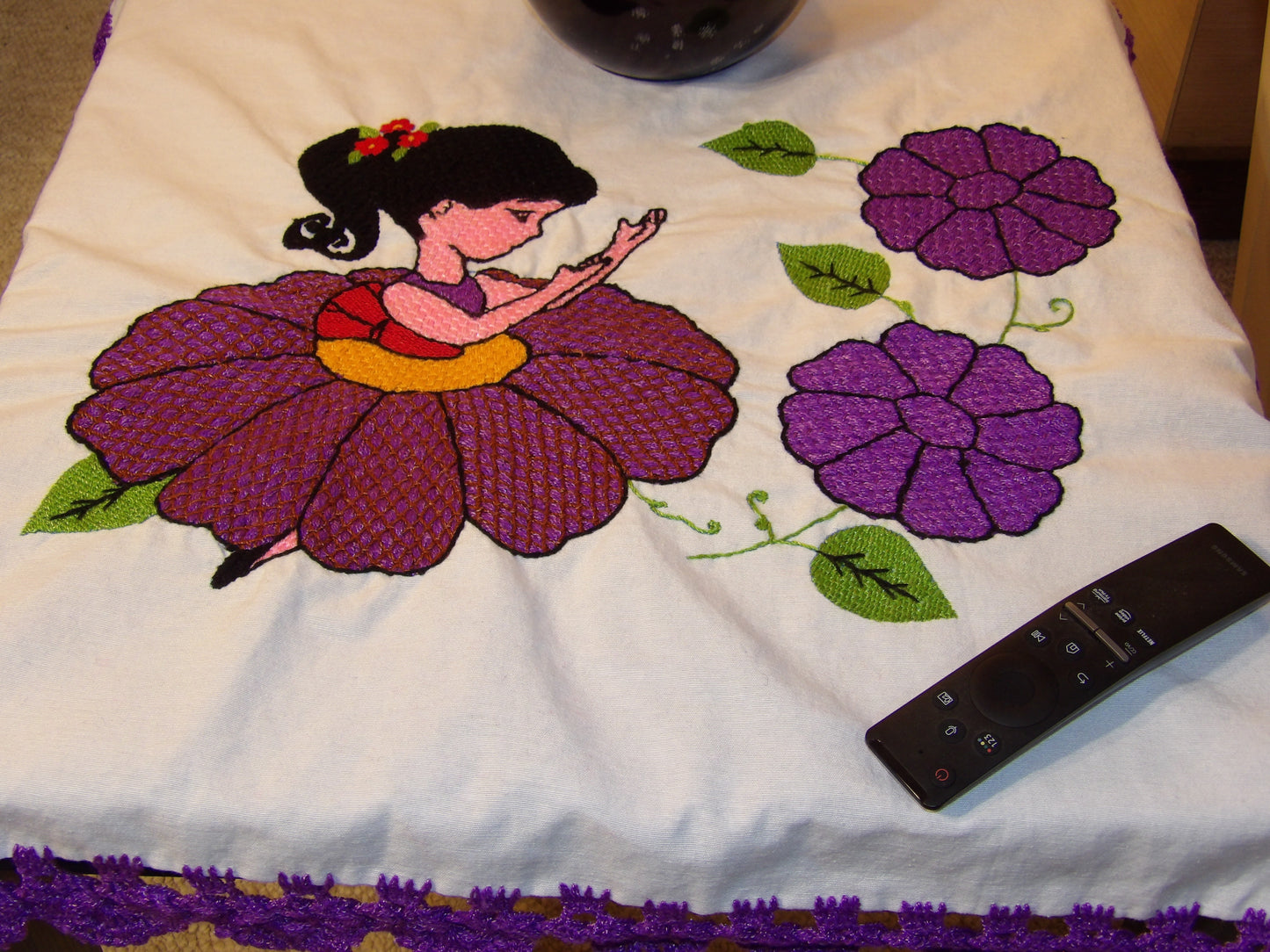 Coffee table cloth hand embroidered (Mantel para mesa de sala bordado a Mano)