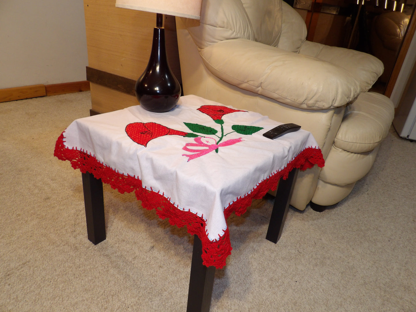 Coffee table cloth hand embroidered (Mantel para mesa de sala bordado a Mano)