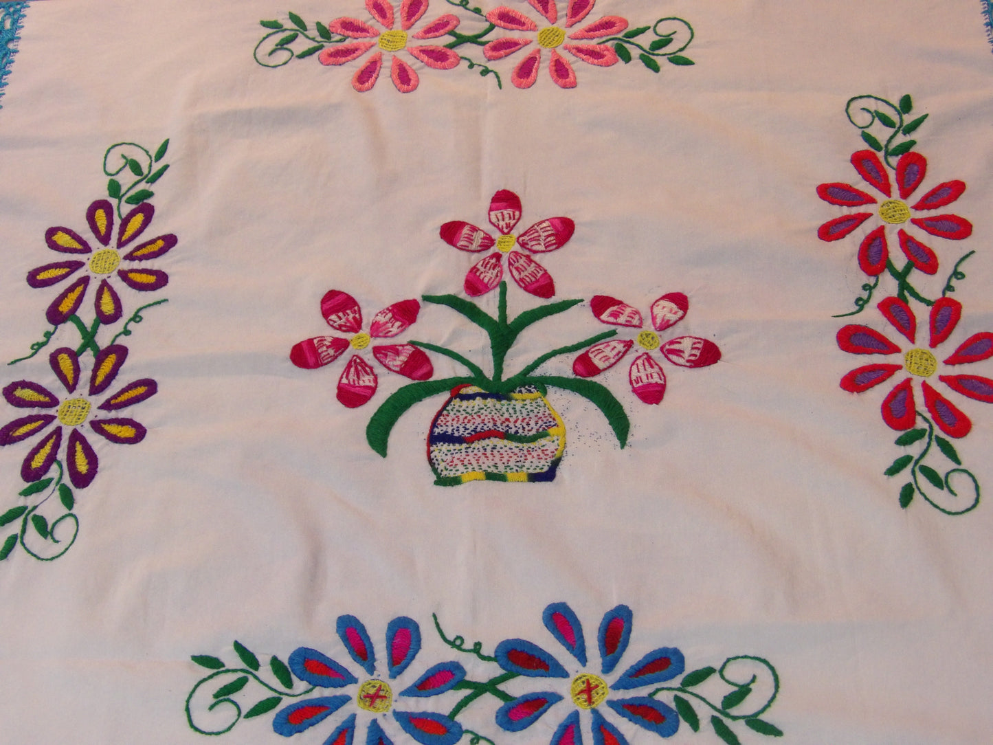 Mantel Bordado ( chico ) Table Cloth ( small - hand embroidered )